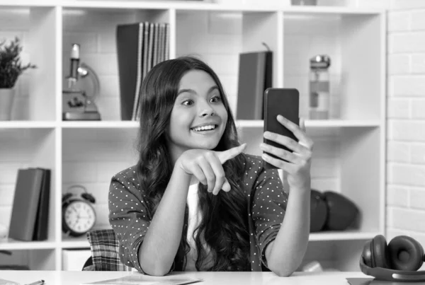 Verbaasd tiener meisje het maken van video wijzend vinger op selfie met behulp van mobiele telefoon, content maker — Stockfoto