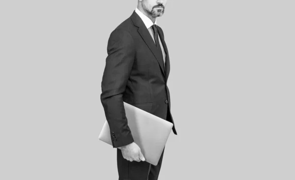 Обрезанный бизнесмен в деловом костюме имеет гризли борода держать компьютер, ловкий бизнес — стоковое фото