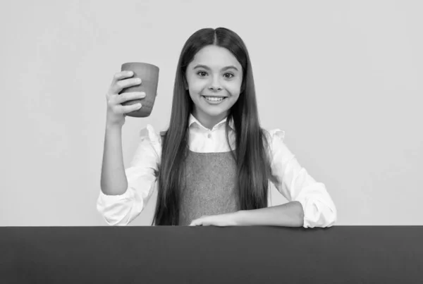 Happy tween fille tenir tasse en plastique avec boisson et panneau publicitaire pour l'espace de copie, boisson — Photo
