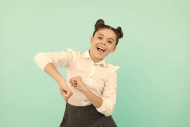 Okulun ilk günü eğlenceliydi. Mutlu okul çocukları eğlenin. İlkokul çocuğu dans etmeyi sever.