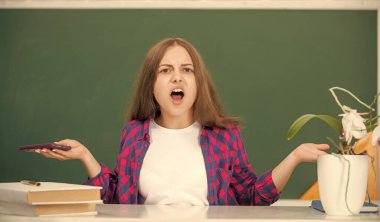 Modern iletişim teknolojisi. Şaşırmış genç kız blogcu akıllı telefon kullanıyor.