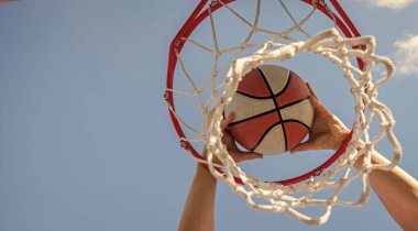 Basketbol topu basketbolcuların ellerinde, kopyalama alanı, hedefleme