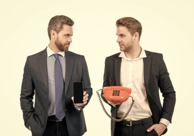 Profesyonel erkekler telefon ve cep telefonlarını beyazlar ve haberleşmelerle izole ediyor