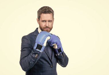 Yönetmen boks eldiveni giyiyor. Savunma pozisyonunda duruyor. Savunma harekatı.