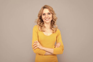 Keyfim yerinde. Gülümseyen genç kızın güzel görünüşü. Sarışın kadın. Sarışın kadın portresi