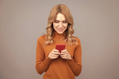 Modern kadın akıllı telefondan mesaj atıyor.