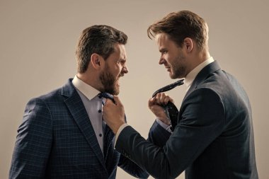 Anlaşmazlığa düşen meslektaşlar kavga ediyor ve agresif ve kızgın bir şekilde savaşıyor..