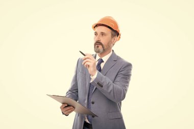 Girişimci beyaz ve çalışma sürecine izole edilmiş klasör belgeleri üzerine notlar alıyor.