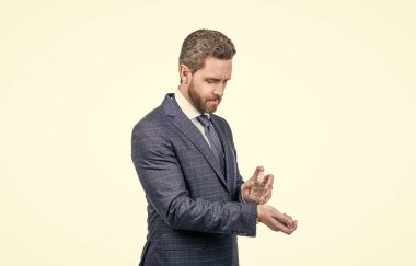 Bunu dene. Yakışıklı adam parfümü seçiyor. Erkeksi kozmetik. erkek parfümü.