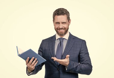 Ürün sunumu. Patron iş raporunu beyaza izole etti. Olgun adam planlayıcısı.