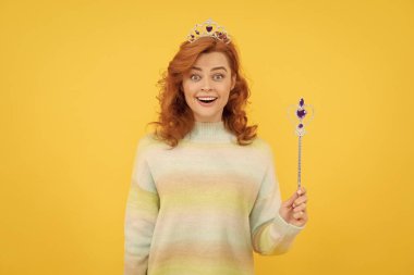 Vay canına. Kraliçe sihirli değneği tutuyor. Tacın içindeki kibirli prenses. Sihirli değnek tutan kadın.