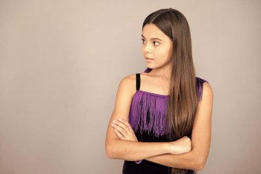 Sevimli kız uzun ipeksi esmer saç stili gri arka plan fotokopi alanı, saç bakımı