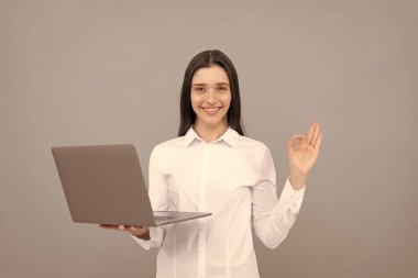 İnternette çalışan mutlu bir kadın. Modern kablosuz laptop. Programcı bilgisayar kullansın. İş kadını