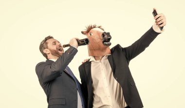 Mutlu çalışanlar cep telefonu ve selfie ile kendi portresini çekerler.