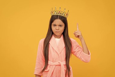 Şuna bir bak. Bencil çocuk diyabet takıyor. rahat bir uyku elbisesi içindeki kraliçe çocuk.