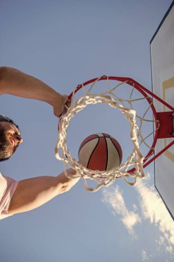 Smaç basıldı. Üst Manzara. Yaz etkinliği. Basketbol topu olan adam sahada..