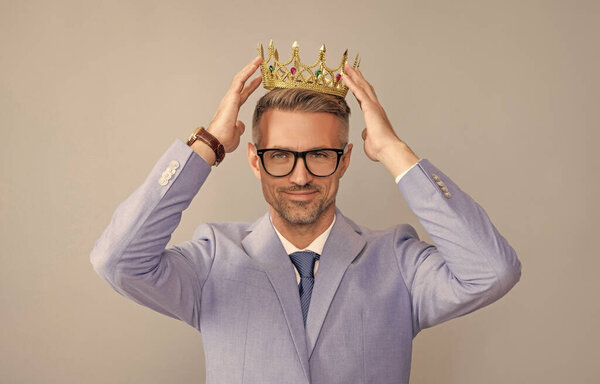 успех в бизнесе и вознаграждение. высокомерие и эгоизм. выражая самодовольство.