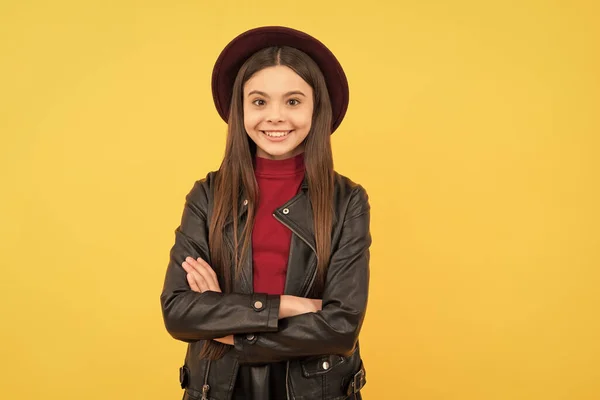 Muchacha adolescente feliz en sombrero y chaqueta de cuero, moda — Foto de Stock