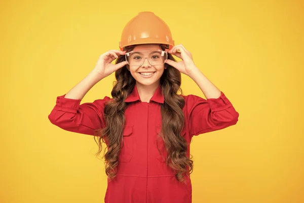 戴着防护眼镜戴着头盔的快乐少女工程师 — 图库照片