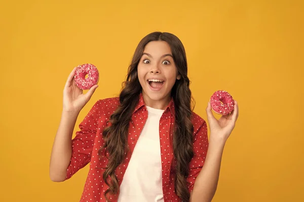 Verbaasd tiener meisje houden zoete gebakken donut dessert, dieet — Stockfoto