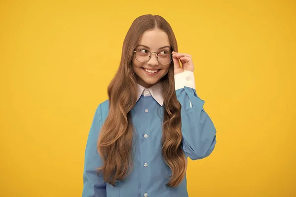 ハッピーティーン学校の女の子修正眼鏡笑顔黄色の背景,アイウェア — ストック写真