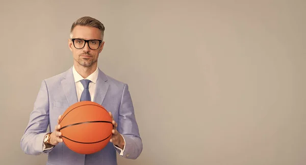 Hombre exitoso con pelota de baloncesto. el deporte y el éxito empresarial. actividad para jefe seguro. — Foto de Stock