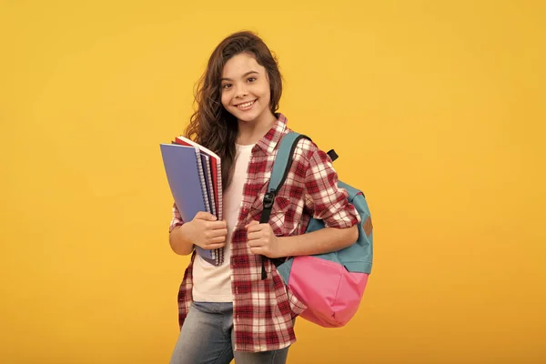 Giorno al liceo. scolaretta con taccuino e zaino. Torniamo a scuola. giovanissima ragazza pronto a studiare — Foto Stock