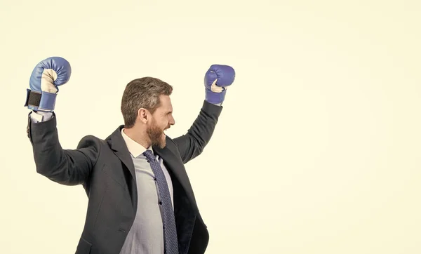Compromiso con el éxito. El hombre profesional levanta las manos con guantes de boxeo. Éxito empresarial — Foto de Stock