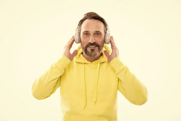 Vypadáš tak stylově. muž ve žlutých mikinách a sluchátkách. online vzdělávání dospělých chlapů. — Stock fotografie