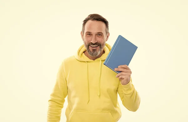 Litteraturutbildning. mogen lycklig man med skägg hålla anteckningsbok. leende senior kille med anteckningsblock — Stockfoto