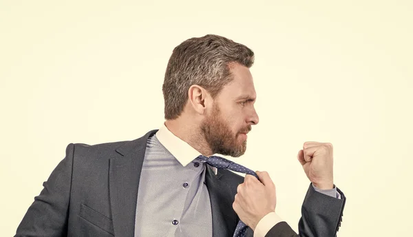 Агресивний професійний бізнесмен хитає кулаком до дорослого чоловіка тягне свою краватку, агресія — стокове фото