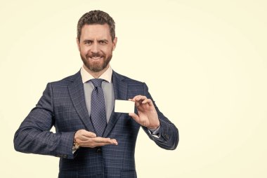 Şuraya bak. Mutlu yakışıklı patron ürün sunar, fotokopi alanı. İş adamı