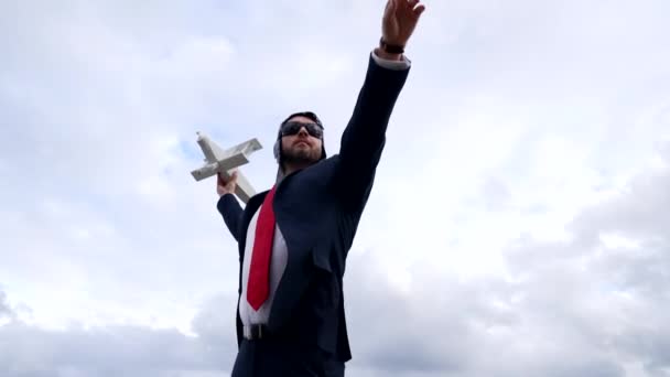 Mature boss in pilot hat and glasses with plane on sky background, leadership — Stock videók