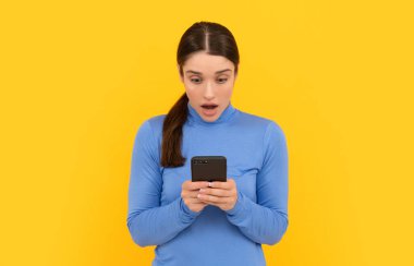 Şaşırmış kadın akıllı telefonda kısa mesaj okudu, blog yazarı