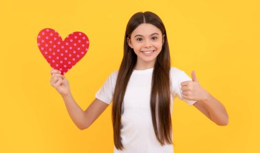 Aşk hediyesi. kopyalama alanı. Aşk hediyesiyle gülümseyen çocuk. Tatlım. Sevgililer günü indirimi.