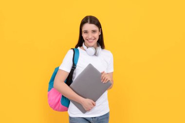 Okula dönüyorum. Etkileyici bloglar. Sırt çantası ve kulaklığı olan mutlu kız..