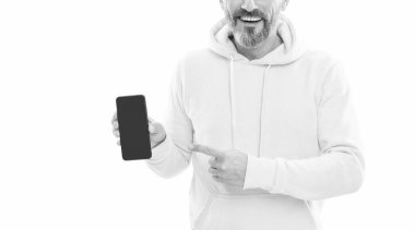 Kesilen adam akıllı telefon ekranını gösteriyor. Kopyalama alanı üzerinde işaret ediyor. Beyazda izole edilmiş, reklam..