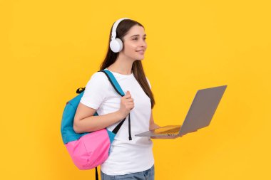 Modern eğitim. İletişim teknolojisi. Sırt çantalı kadın laptopta konuşuyor..