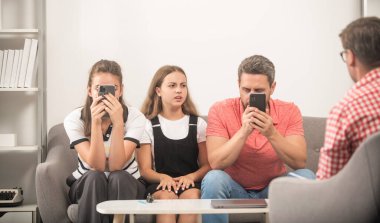 Telefon bağımlısı baba ve çocuk aile psikologu, bağımlılık