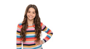 Mutlu okul çağındaki kız çocuk gülümsemesi çizgili süveter içinde, beyaz izole edilmiş, kız