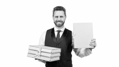 gülümseyen işadamı, beyaz, kopyalama alanı ve iş üzerinde izole edilmiş klasör yığınını tutuyor