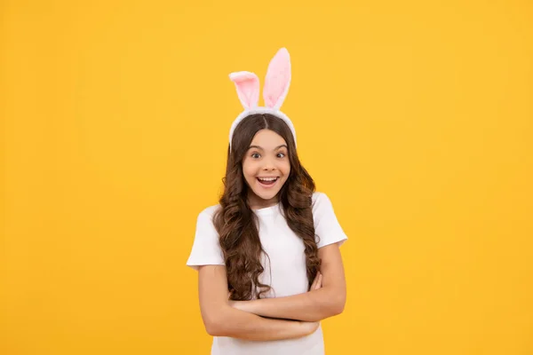 Amazed kid in bunny ears on yellow background, easter — Fotografia de Stock