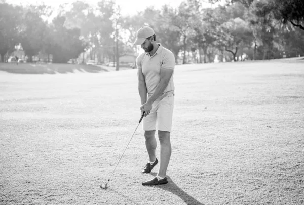 Homem bonito jogando jogo de golfe na grama verde, recreação — Fotografia de Stock