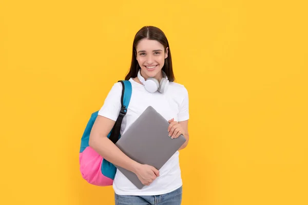 Back to school. influencer blogging. glad girl with backpack and headphones. — Fotografia de Stock