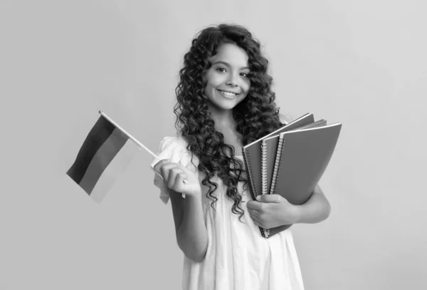 Német nyelv. gyermekvédelmi zászló. Vissza az iskolába. tizenéves lány tanul Németországban. boldog gyermekkort. — Stock Fotó