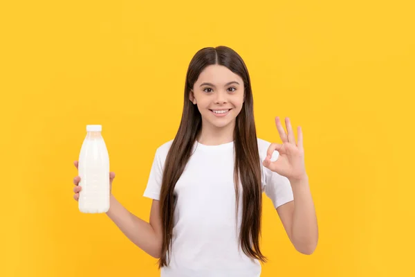 Χαρούμενο παιδί κατέχει γαλακτοκομικό προϊόν ποτών. Μια έφηβη θα πιει γάλα. υγιεινός τρόπος ζωής — Φωτογραφία Αρχείου