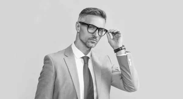 Erwachsener Mann in Formalbekleidung und Brille auf gelbem Hintergrund, Manager — Stockfoto