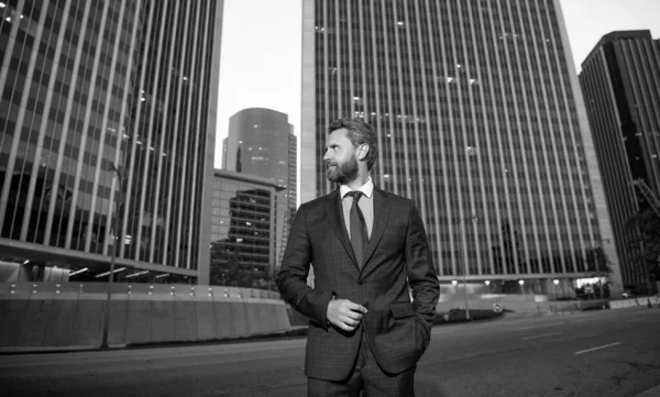 Successful entrepreneur in suit outside the office, confidence — Stock Photo, Image