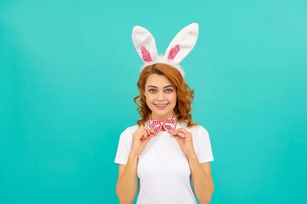 Happy cheerful easter woman in bunny ears and bow tie on blue background — Stock Photo, Image