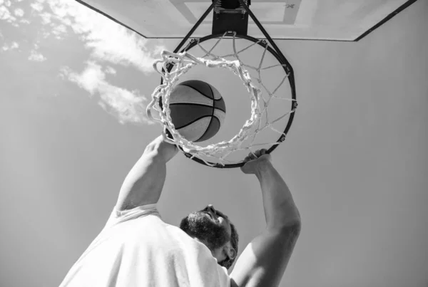 Ragazzo schiacciare pallacanestro palla attraverso anello rete con le mani, vincendo — Foto Stock